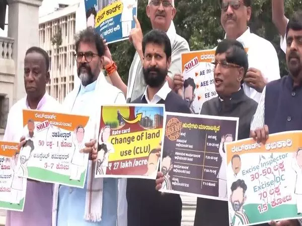 वाल्मीकि, MUDA घोटालों को लेकर कर्नाटक विधानसभा में भाजपा का विरोध प्रदर्शन