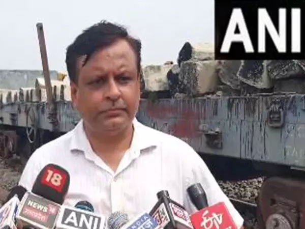 DRM बोले- चंडीगढ़-डिब्रूगढ़ एक्सप्रेस दुर्घटना में 800 रेलवे कर्मी मरम्मत कार्य में जुटे