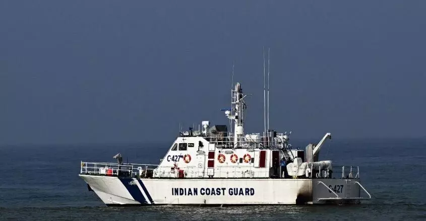 Kerala तट पर फंसी मछली पकड़ने वाली नाव से 11 चालक दल के सदस्यों को बचाया