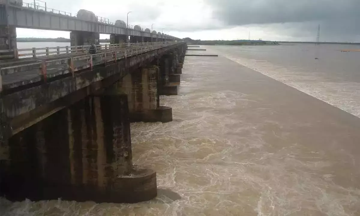 Godavari बैराज में गोदावरी नदी उफान पर