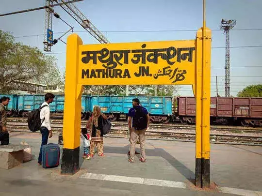 Uttar Pradesh बिना टिकट यात्रियों पर कड़ी कार्रवाई करते हुए
