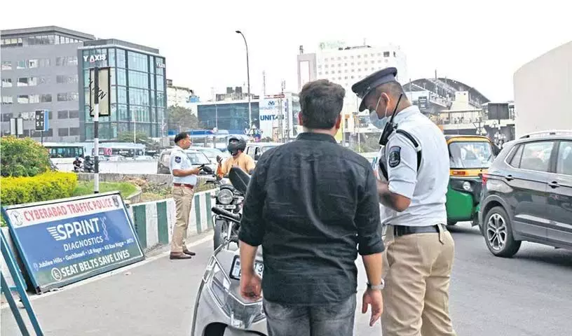 Hyderabad यातायात पुलिस ने उल्लंघन और जांच तेज कर दी