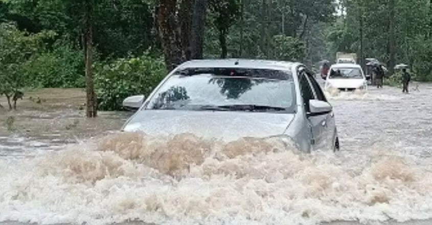 KERALA : राजमार्ग पर बाढ़ के बाद वायनाड के जंगल से 400 यात्रियों को बचाया गया