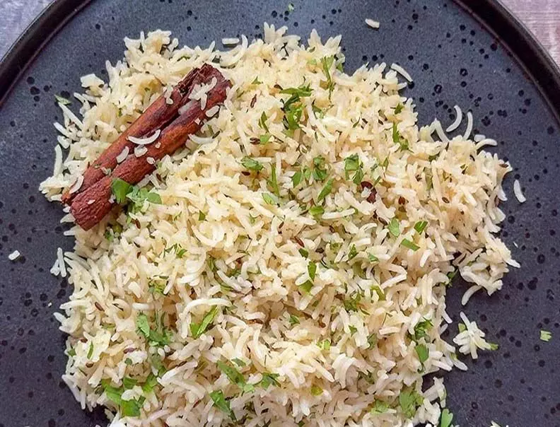 Recipe: बचे चावल से बनाये स्वादिष्ट और सिंपल जीरा राइस