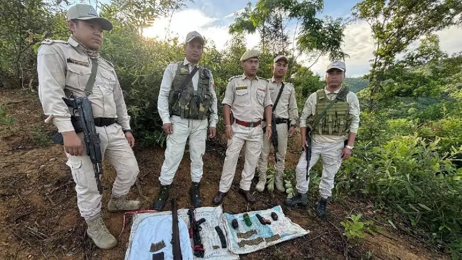 Manipur: सुरक्षा बलों ने पहाड़ी और घाटी में ग्रेनेड और हथियार बरामद किए