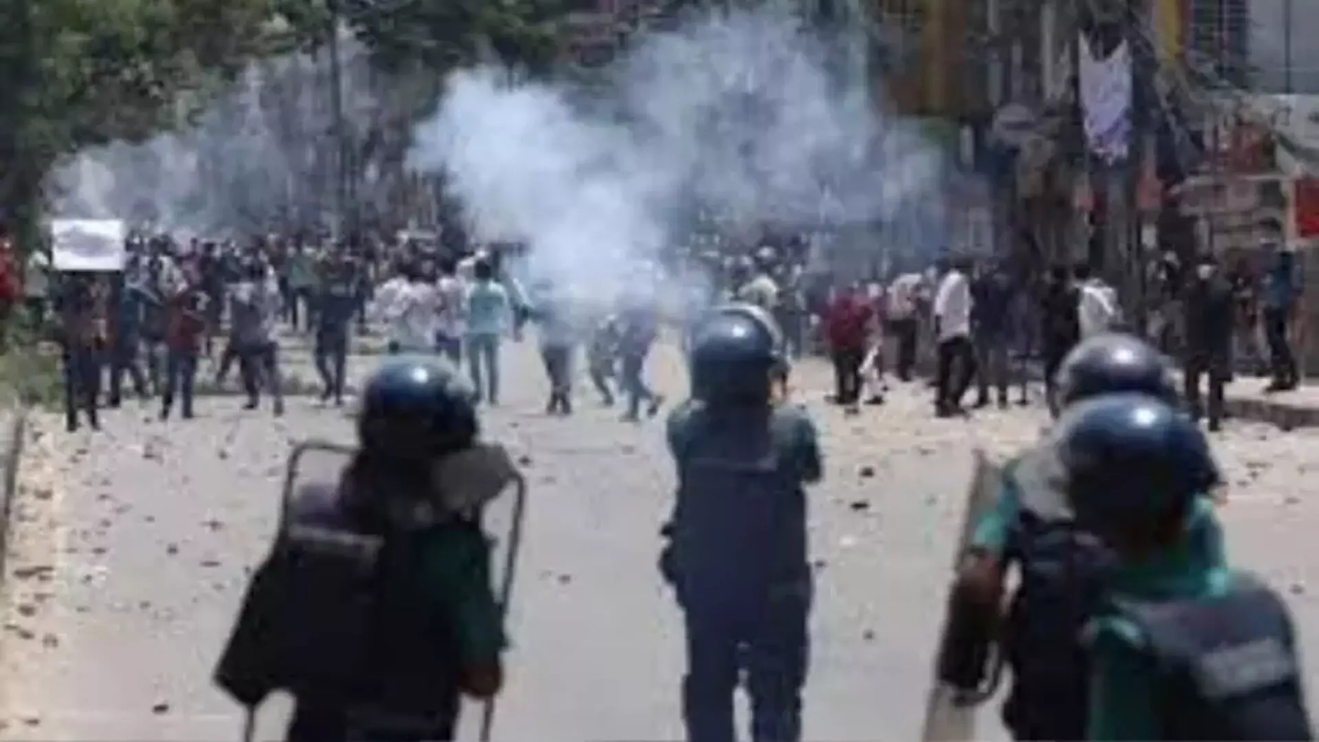 विरोध प्रदर्शन बढ़ने पर Bangladesh सुरक्षा बलों ने गोलियां चलाईं और हथगोले दागे