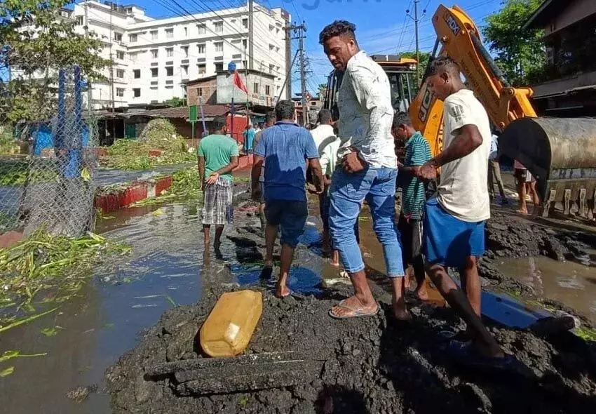 Assam : डिब्रूगढ़ के नलियापुल इलाके में जलभराव से लोगों में आक्रोश