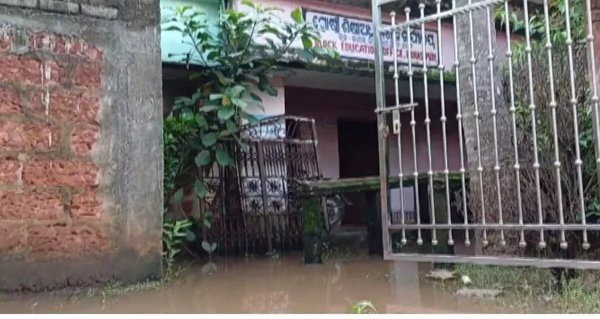 Puri में भारी बारिश के कारण ब्लॉक शिक्षा कार्यालय में पानी भरा