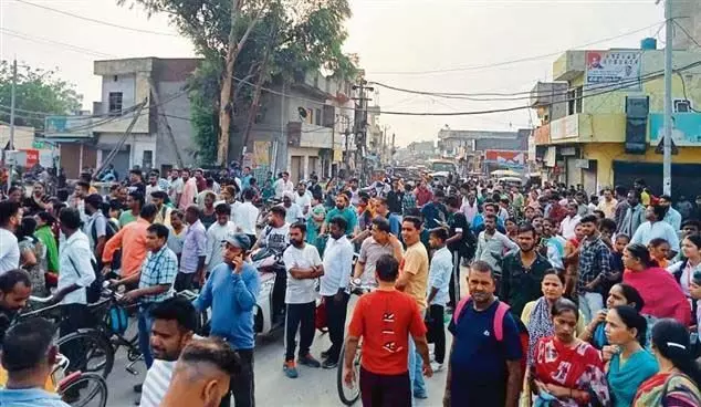 Jalandhar: खराब जलापूर्ति, प्रदर्शनकारियों ने कपूरथला रोड जाम किया