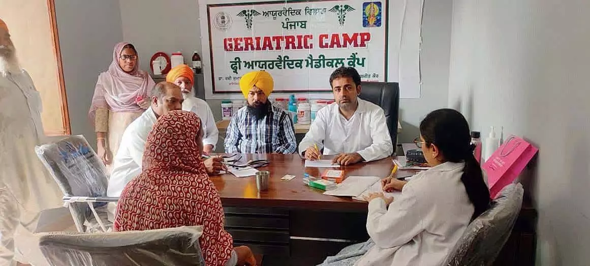 Punjab: आयुष वेलनेस सेंटर में बुजुर्गों के लिए निशुल्क चिकित्सा शिविर का आयोजन