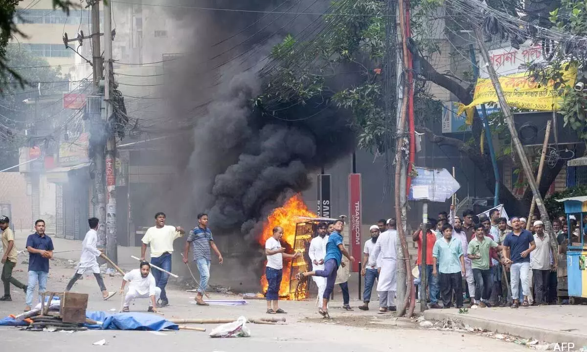 Bangladesh में प्रदर्शनकारियों ने जेल में लगाई आग , सैकड़ों कैदियों को छुड़ाया
