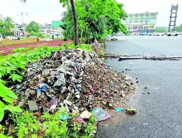 SGPDA बाजार का कचरा सड़क किनारे फेंकने से माडेल, फतोर्दा के स्थानीय लोग परेशान