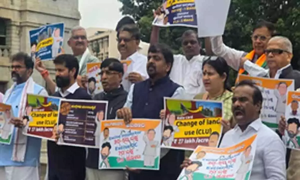 Karnataka:भाजपा एमएलसी ने कांग्रेस सरकार के खिलाफ किया प्रदर्शन