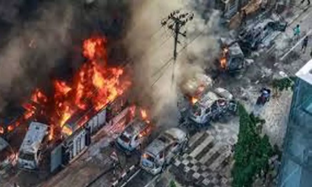 Bangladesh में आग, जारी झड़पों के बीच इमारतें और वाहन जले