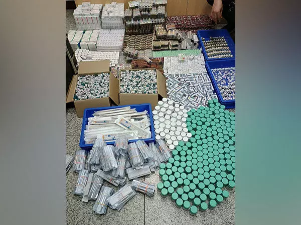 Delhi: 49 लाख रुपये की दवाइयां ले जा रहे अंतरराष्ट्रीय यात्री को कस्टम विभाग को सौंपा गया