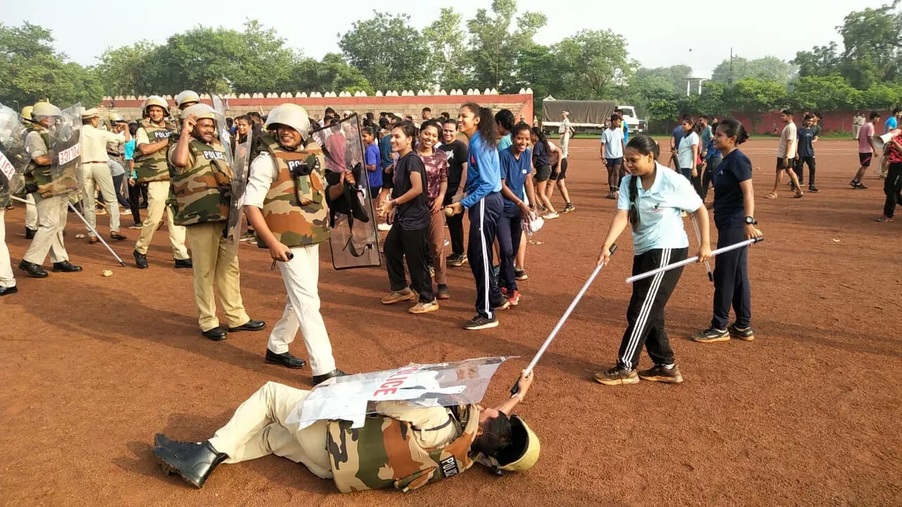 Raipur Breaking: आपात स्थिति से निपटने के लिए पुलिस ने किया बलवा ड्रिल का अभ्यास