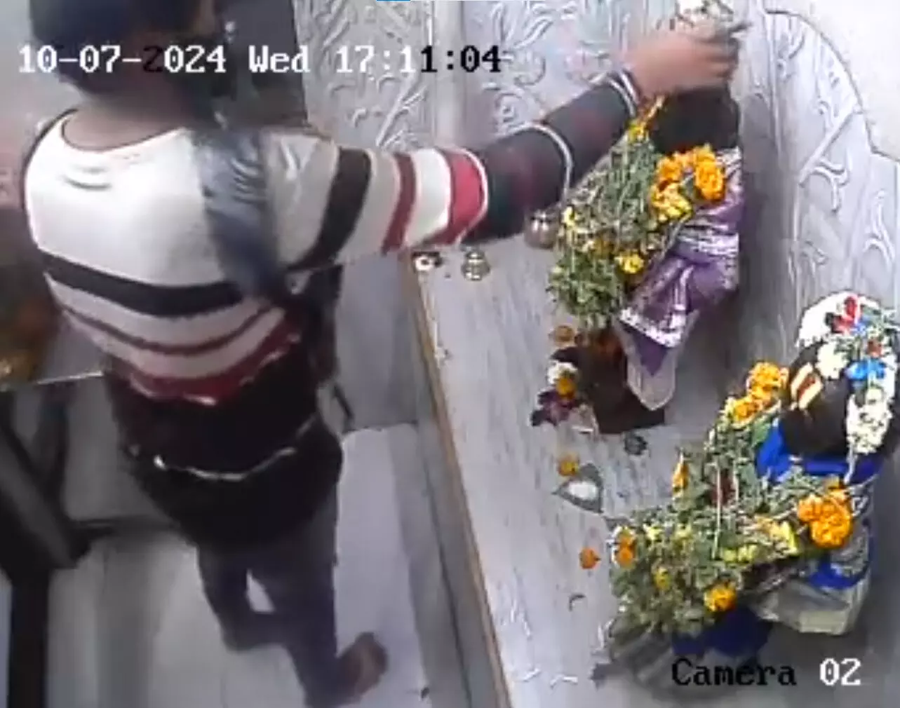 मंदिर में घुसा शातिर चोर, देखें LIVE VIDEO...
