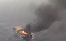 Goa से लगभग 102 समुद्री मील दक्षिण-पश्चिम में कंटेनर कार्गो मर्चेंट जहाज में लगी भीषण आग