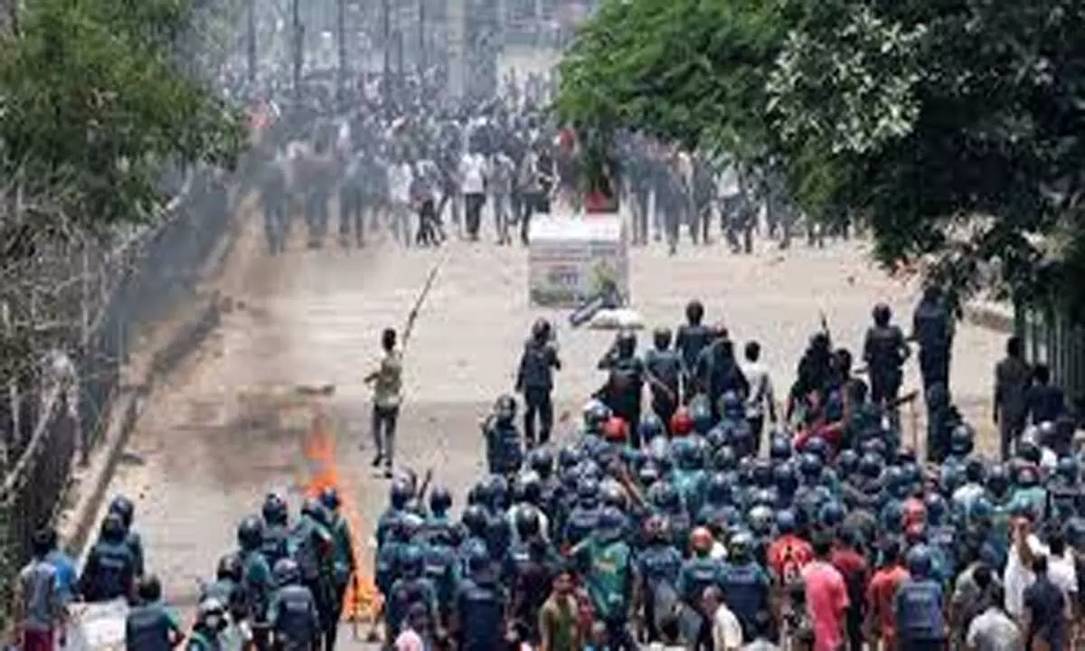 Bangladesh में राष्ट्रव्यापी कर्फ्यू, सेना तैनात, विरोध प्रदर्शनों में 105 लोगों की मौत