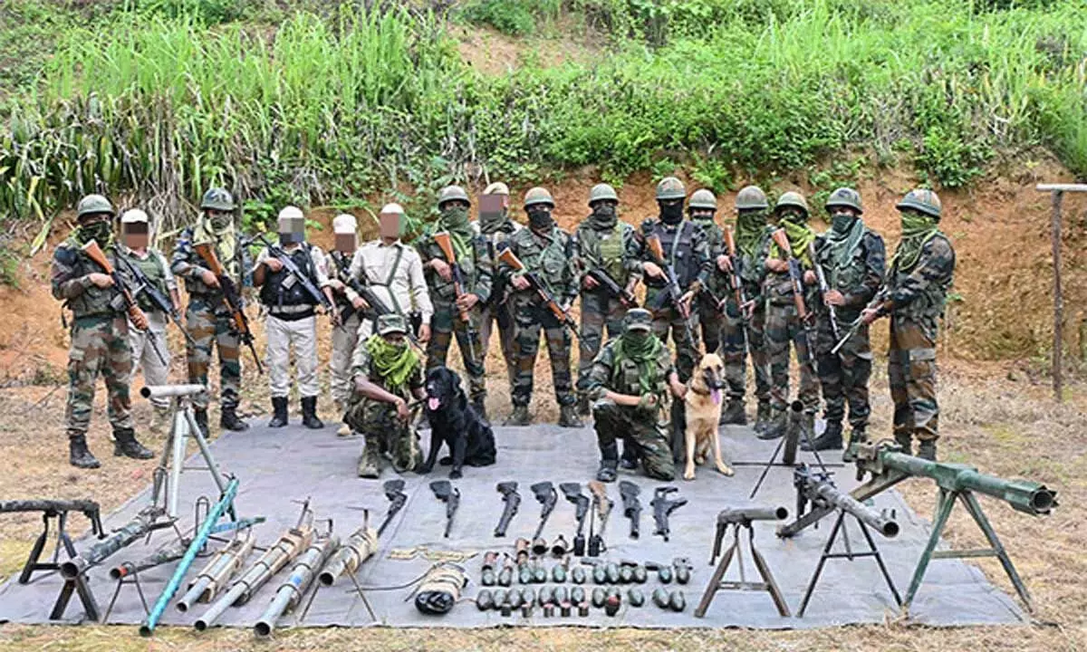 Manipur: पुलिस के संयुक्त अभियान में भारी मात्रा में हथियार और गोला-बारूद बरामद