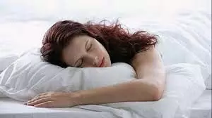 Vastu tips: सोते समय भूलकर भी न करें ये गलतियां