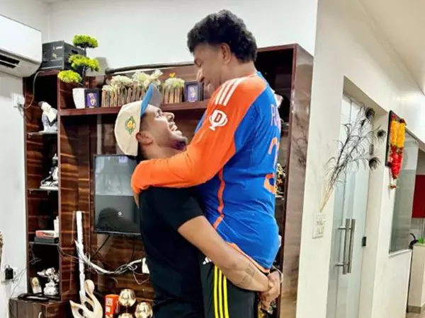 Harshit Rana ने अपने पिता के साथ भारत की वनडे टीम में चुने जाने का जश्न मनाया