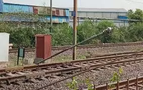 Uttar Pradesh: ट्रेन हादसा, रेलवे फाटक तोड़ लिच्छवी Exp से टकराया ट्रैक्टर