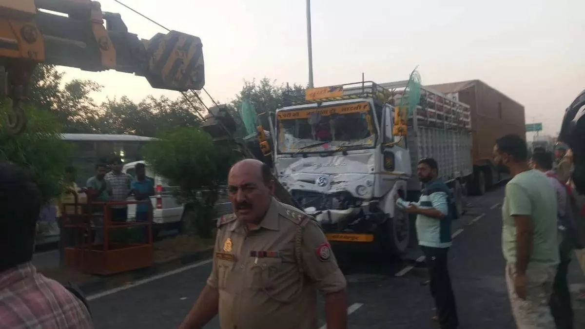 Lucknow: लखनऊ बड़ा हादसा, बेकाबू ट्रक ने खत्म किया परिवार
