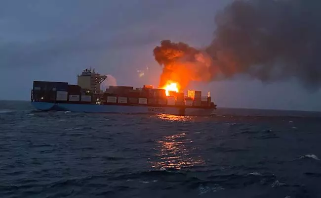 Maharashtra: गोवा के निकट मालवाहक जहाज में आग