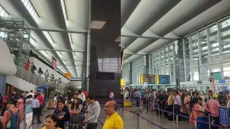 Delhi: वैश्विक आईटी आउटेज के एक दिन बाद दिल्ली, मुंबई हवाई अड्डों की स्थिति