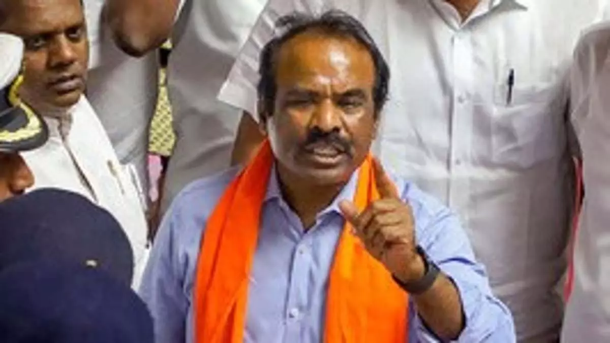 Karnataka : भाजपा एमएलसी ने तेलंगाना चुनाव में 20 करोड़ रुपये के दुरुपयोग का आरोप लगाया, कर्नाटक परिषद में हंगामा
