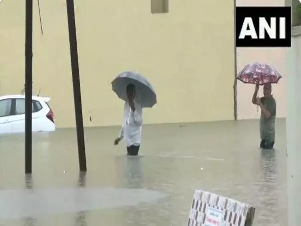 Gujarat के कई जिलों में भारी बारिश के कारण जलभराव, यातायात जाम