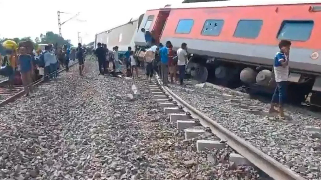 Uttar Pradesh : रेल दुर्घटना में मरने वालों की संख्या चार उच्च स्तरीय जांच शुरू