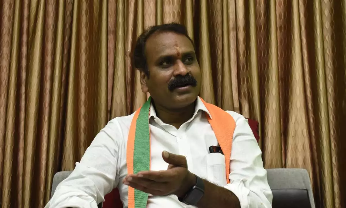Tamil Nadu: मंत्री मुरुगन ने थूथुकुडी के लिए ट्रेन को हरी झंडी दिखाई