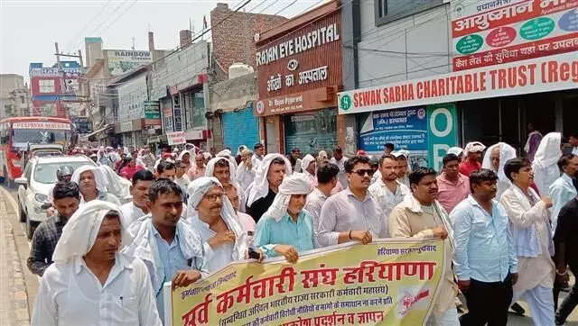 Haryana : सरकारी कर्मचारियों ने नियमित नौकरी की मांग को लेकर किया प्रदर्शन