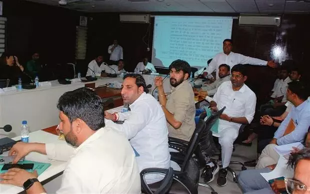 Haryana :  जिला परिषद पार्षदों ने ग्रांट वितरण को लेकर किया हंगामा