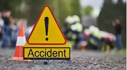 Accident: तेज रफ्तार कार बिजली के खंभे से जा टकराई, युवक की हुई मौत