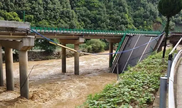 China में अचानक भारी बारिश और बाढ़ के कारण ढहा पुल
