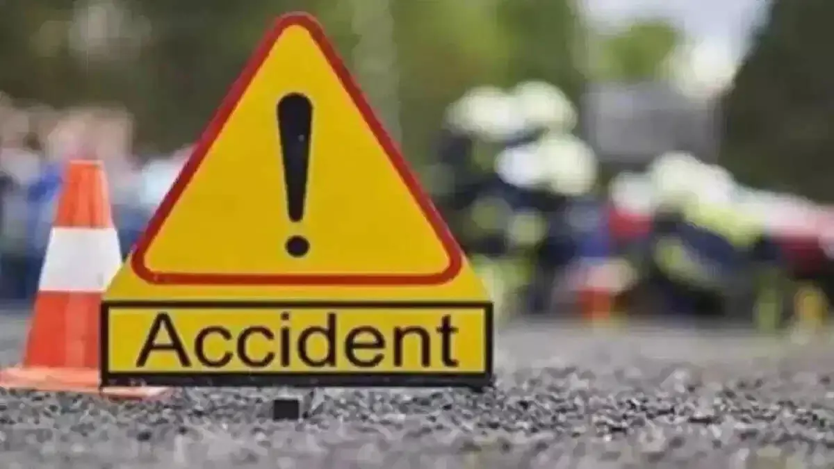 Accident: अनियंत्रित कार ने मोटरसाइकिल को मारी जोरदार टक्कर