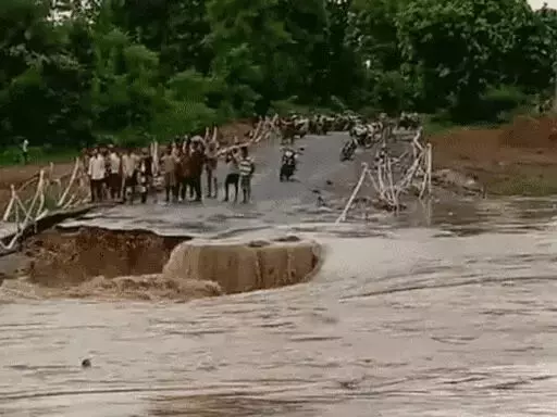 CG में पुल बहने से 70 गांवों से संपर्क टूटा
