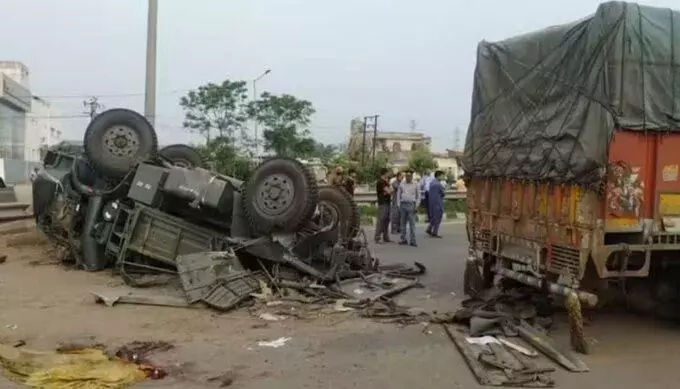 आर्मी वाहन को ट्रक ने मारी टक्कर, 6 जवान घायल, LIVE VIDEO