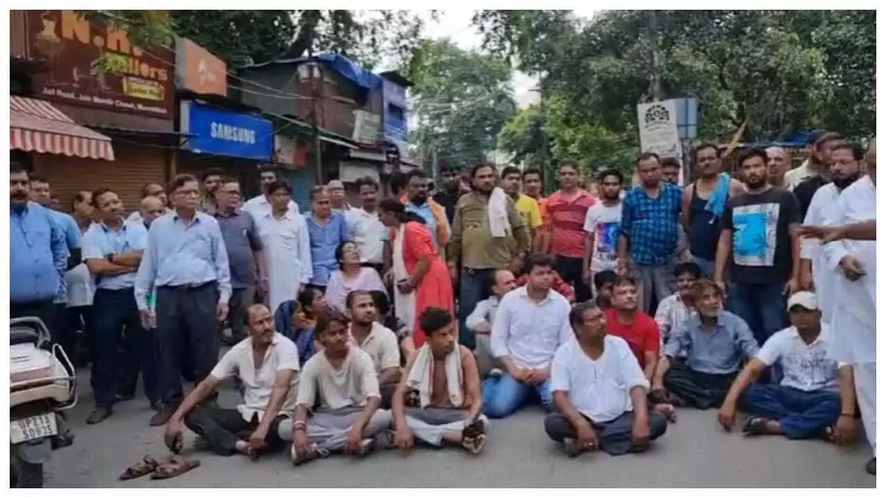 Moradabad नगर निगम द्वारा बुलडोजर चलाने के विरोध भाजपा विधायक ने किया प्रदर्शन