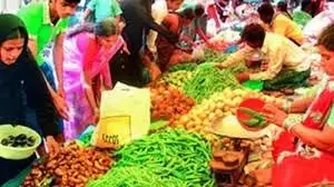 Vizag रायथु बाज़ार में टमाटर को रियायती दामों पर बेचा जा रहा