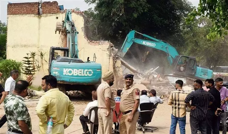 Chandigarh: अवैध इमारतों को गिराने का अभियान शुरू