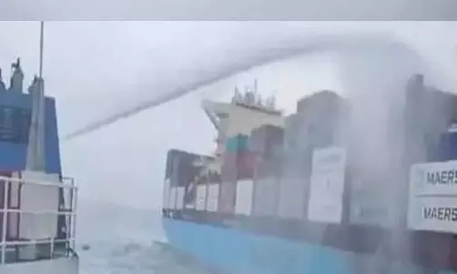 Goa तट के पास मालवाहक जहाज में लगी आग