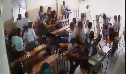 Video: स्कूल में क्लासरूम की अचानक दीवार गिरने से 1 बच्चा घायल