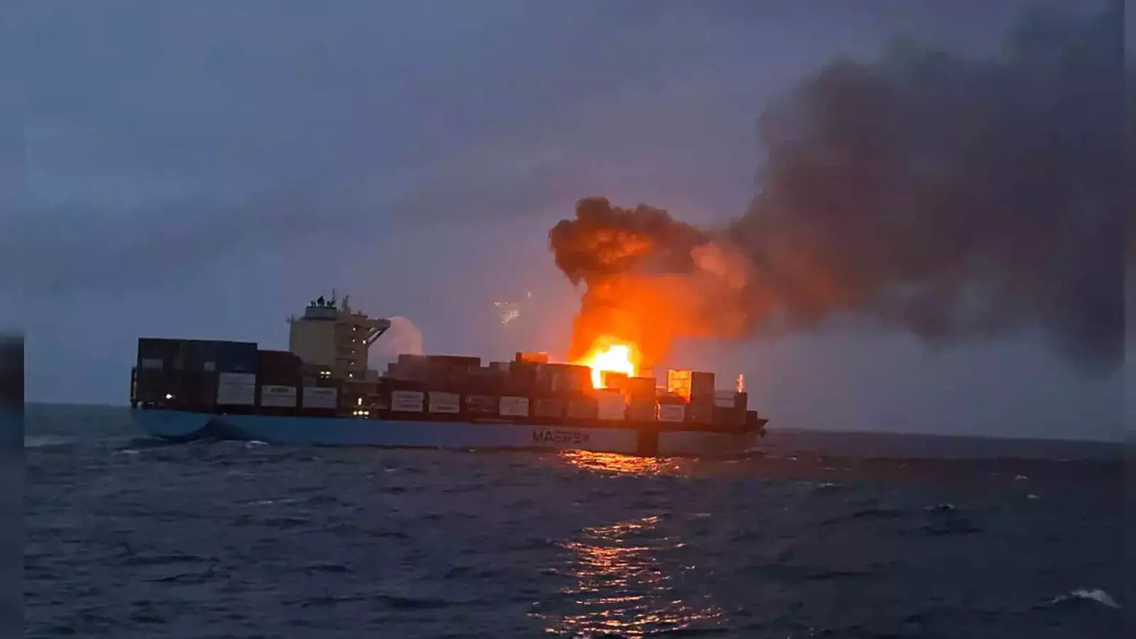 तीन जहाज अरब सागर में एक cargo ship में लगी भीषण आग से जूझ