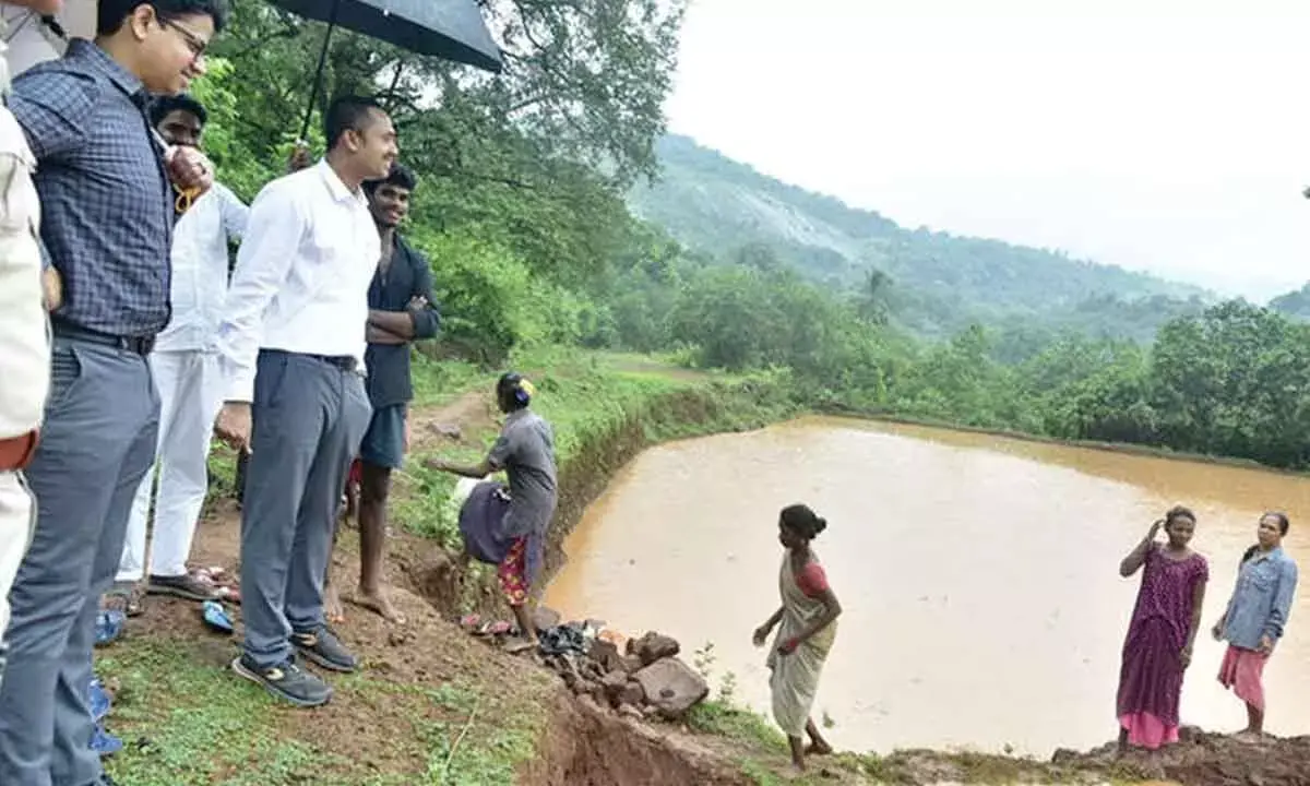 Collector ए श्याम प्रसाद ने पहाड़ी पर स्थित गांव का दौरा किया