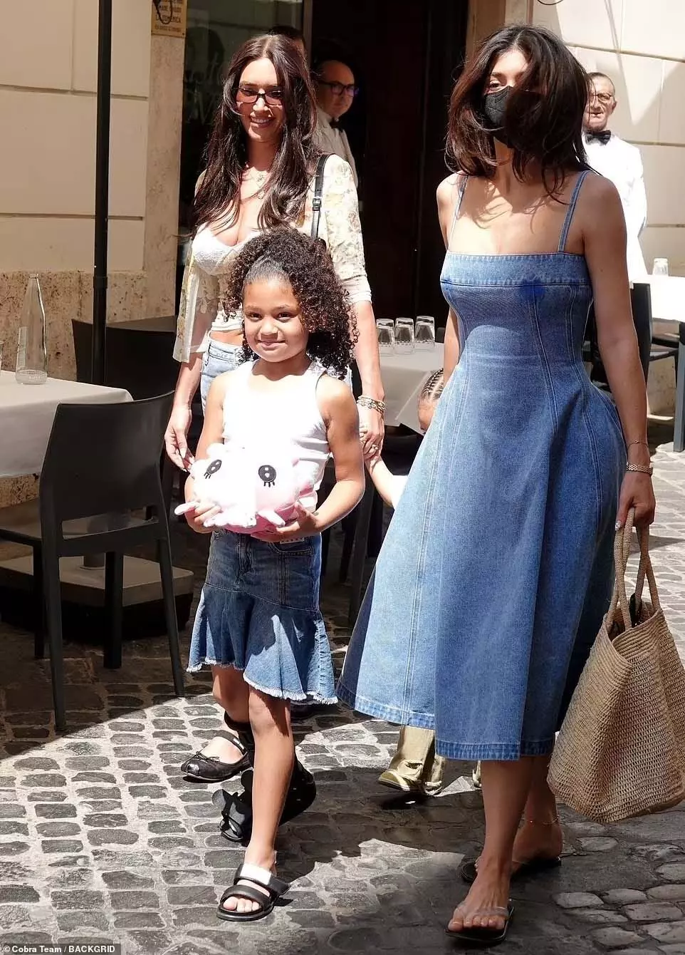 Kylie Jenner बच्चों के साथ रोम में मना रही छुट्टियां