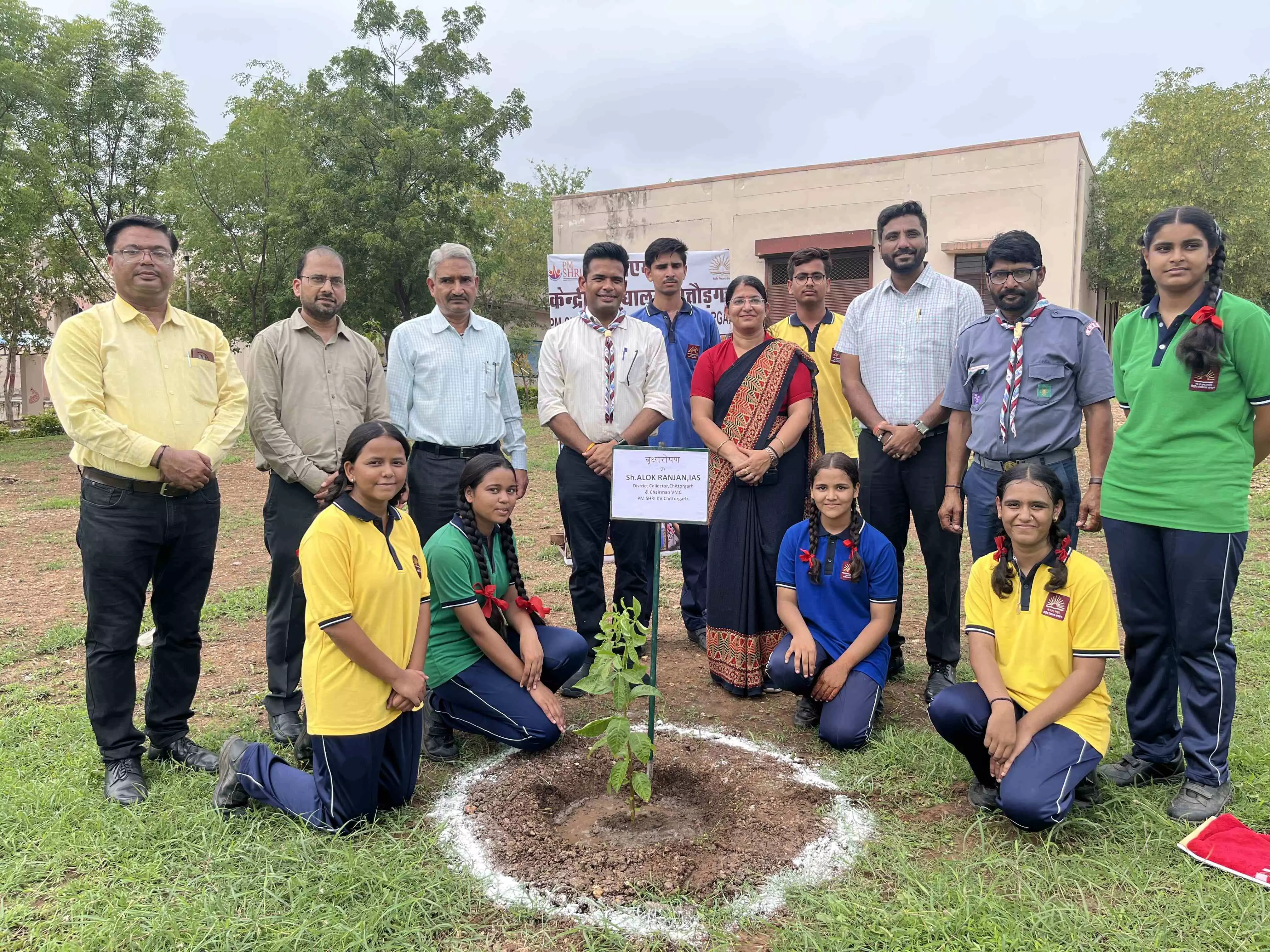 Kendriya Vidyalaya चित्तौड़गढ़ तथा राजकीय उच्च माध्यमिक विद्यालय रिठोला में पौधरोपण किया
